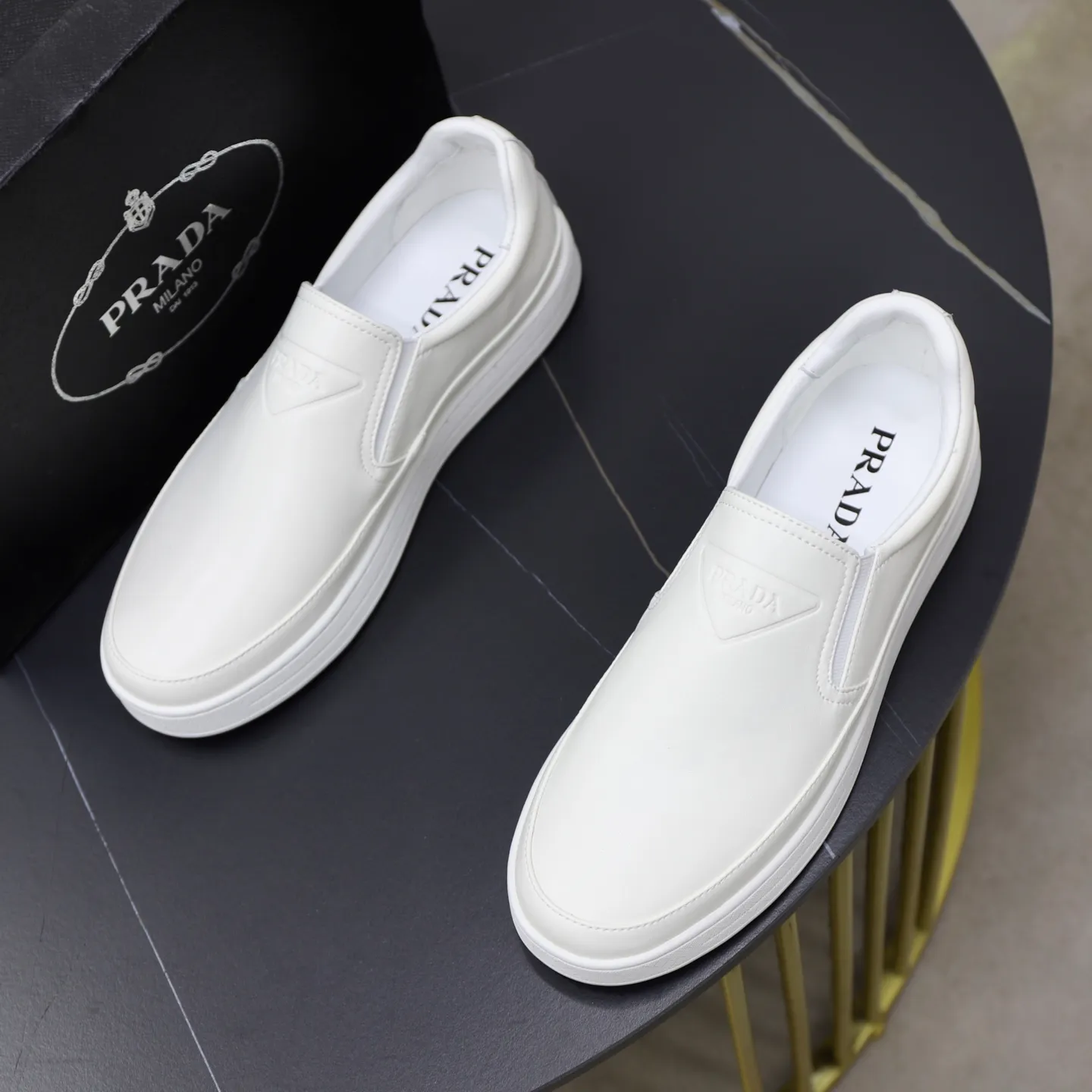 Ex-factory price: 420💰🙅‍♂️🙅‍♂️🙅‍♂️ Brand: PRADA Standard code: 38-44 (45 customized) Grade: Same as the official website Material: Original leather splicing, comfortable and breathable lining, original wear-resistant outsole Style category: Men's fashionable casual shoes, running shoes, noble luxury brand elements, top luxury Color: actual picture color